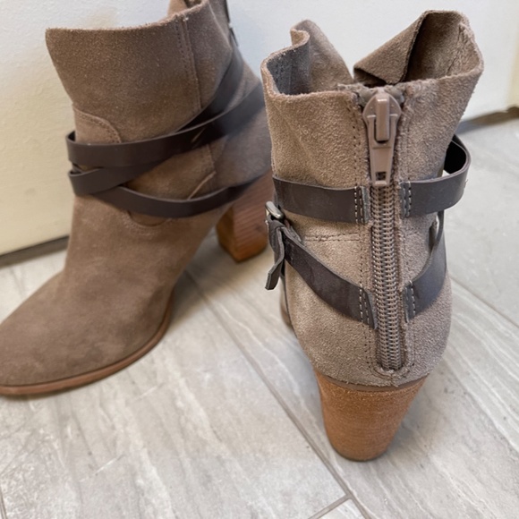 Size 7 Carlos Booties - Picture 4 of 4